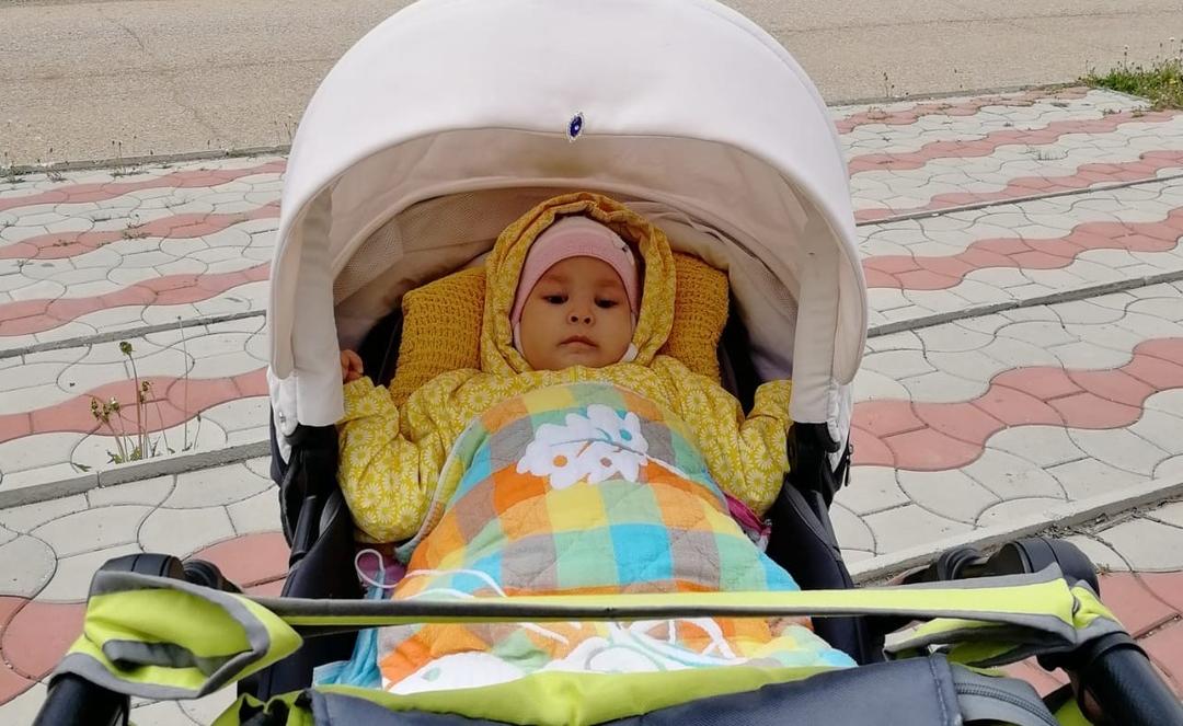 «Идите вперед вместе с ребенком. До конца». Открыт сбор на коляску для Арианы Уразмановой. 